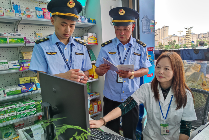 圖為5月16日，該局執法人員在一家藥店檢查涉疫藥品質量。