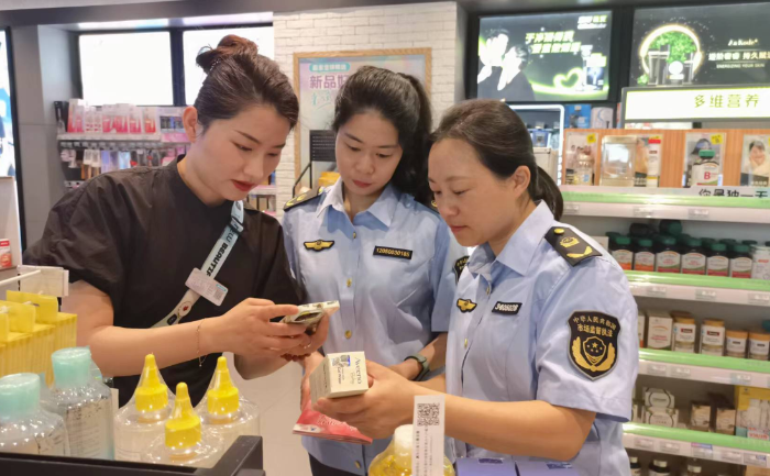 圖為該局執(zhí)法人員在一家化妝品專營(yíng)店開(kāi)展檢查并指導(dǎo)工作人員操作化妝品監(jiān)管APP。