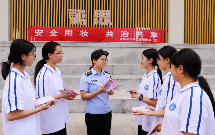 圖為5月24日，該局工作人員在渝水二中向?qū)W生們講解化妝品相關(guān)知識。