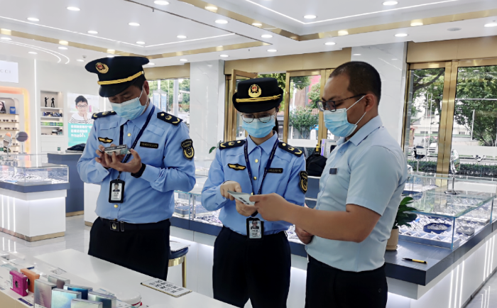 圖為該局執(zhí)法人員在一家眼鏡店對(duì)三類醫(yī)療器械進(jìn)行現(xiàn)場檢查。