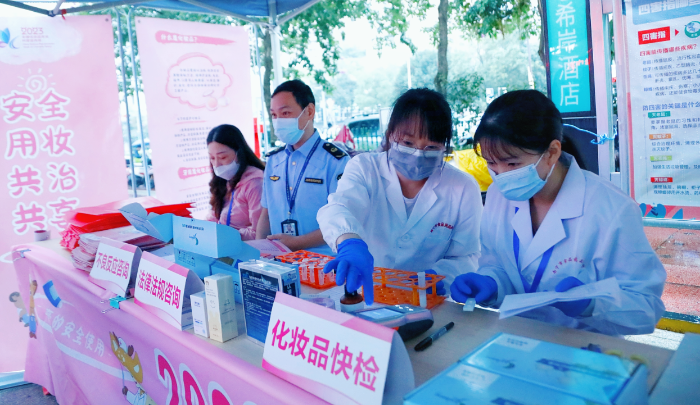 圖為南寧市食品藥品檢驗所工作人員現場為群眾開展化妝品快檢展示。 圖為南寧市食品藥品檢驗所工作人員現場為群眾開展化妝品快檢展示。