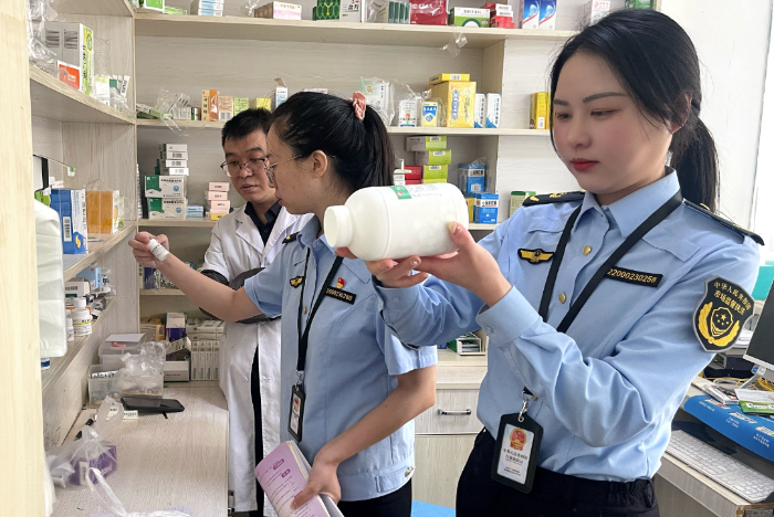 圖為5月24日，該局義和街道市場監管所執法人員在一家醫療機構檢查藥品質量和進貨來源。
