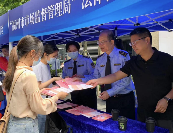 圖為主辦方在活動現場發放“安全用妝”宣傳單。