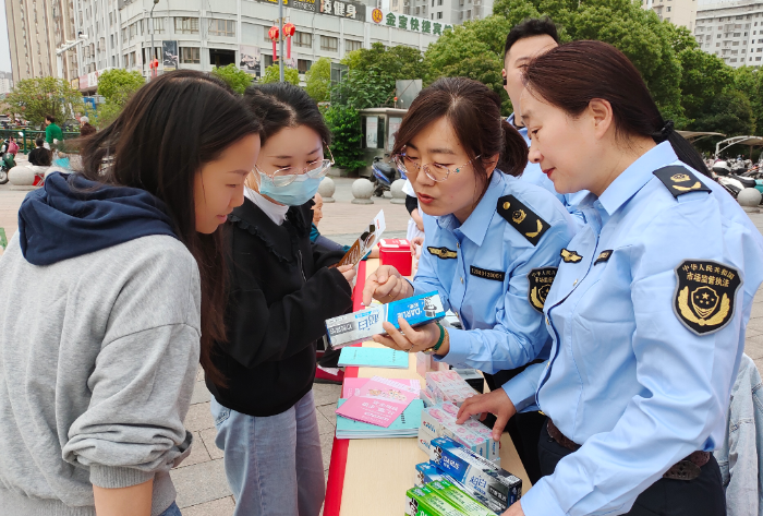 圖為該局工作人員正在向公眾講解牙膏安全使用知識。