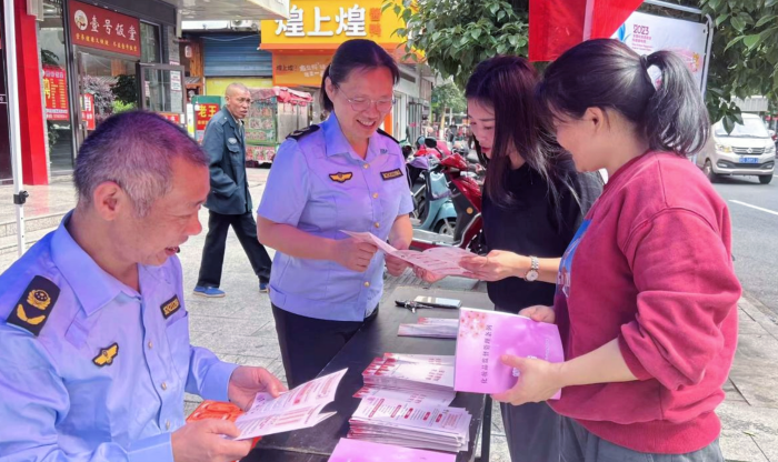 圖為該局工作人員向群眾講解化妝品安全知識。