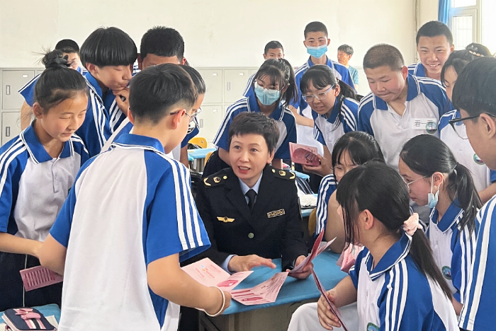 圖為該局工作人員在一所學校向學生宣傳化妝品使用知識。