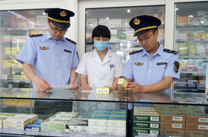 圖為該局執(zhí)法人員對(duì)轄區(qū)內(nèi)一家藥店進(jìn)行執(zhí)法檢查。
