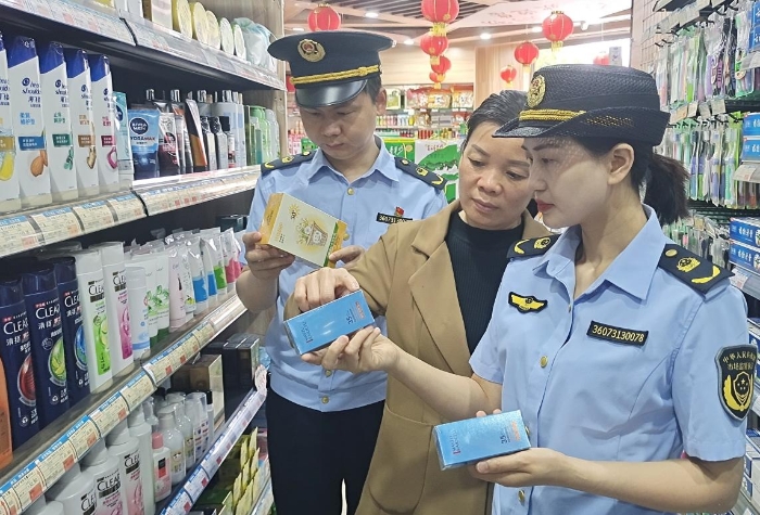 圖為6月12日該局執法人員正在一商場檢查防曬類化妝品。