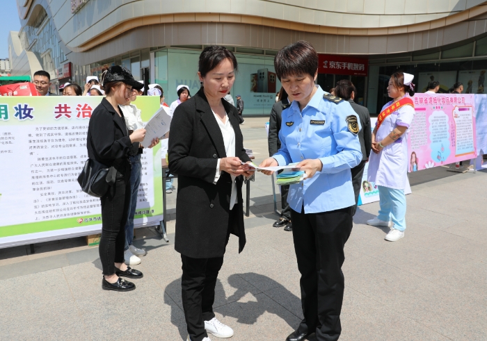 圖為監(jiān)管人員為群眾講解化妝品安全科普知識(shí)。（葉陽(yáng)歡 攝）