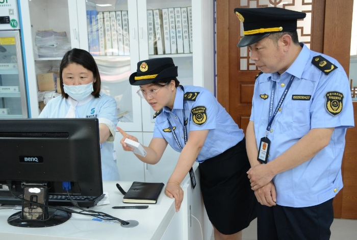 圖為6月19日執法人員在一家藥品零售企業門店檢查含特殊藥品復方制劑的“進銷存”情況和購買此類藥品顧客的人員信息登記情況。