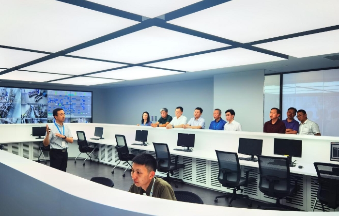 圖為各地藥品監管部門相關人員和專家參觀調研信達生物生產大樓。（高銘華 攝）