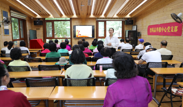 圖為工作人員為社區居民進行科普講座。（葉陽歡攝）
