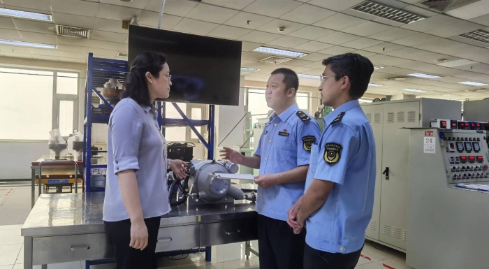 圖為7月11日,第一分局監管人員到公司了解產品注冊、生產情況。(記者王曉冬 攝) 圖為7月11日,第一分局監管人員到公司了解產品注冊、生產情況。(記者王曉冬 攝)