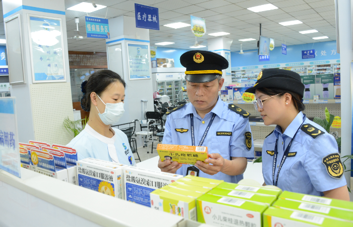 圖為該局執法人員在一家藥品經營企業檢查兒童用藥銷售購進情況。