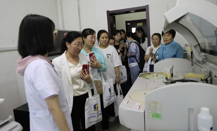 圖為群眾參觀化學性能檢驗室檢驗儀器設備。（葉陽歡攝）