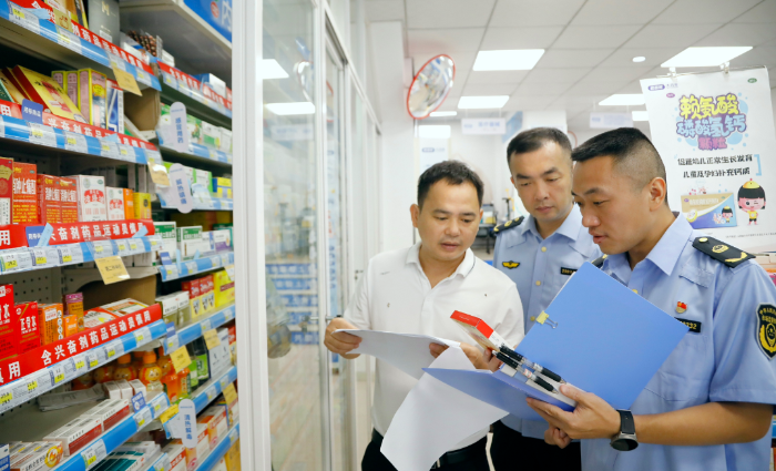 圖為7月20日,該局執法人員在一家藥店查看含興奮劑藥品銷售情況。 圖為7月20日,該局執法人員在一家藥店查看含興奮劑藥品銷售情況。