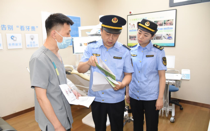 圖為該局執法人員在一家口腔診所檢查其藥械采購索證索票情況。 圖為該局執法人員在一家口腔診所檢查其藥械采購索證索票情況。