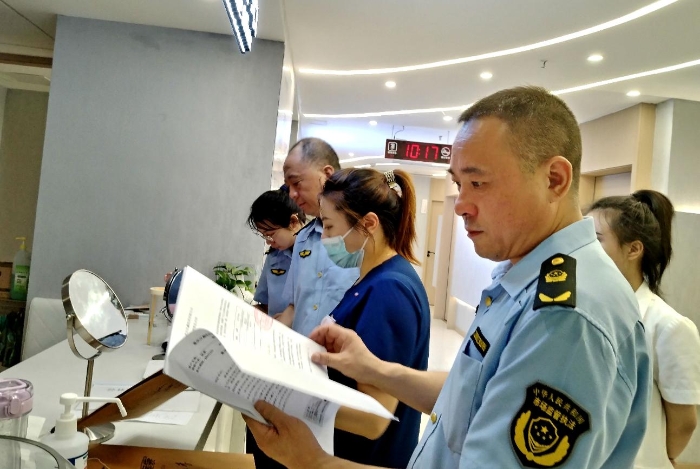 圖為7月31日，執(zhí)法人員在一家A型肉毒毒素使用單位進(jìn)行檢查。