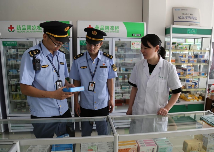 圖為執法人員在一家藥店檢查藥品質量