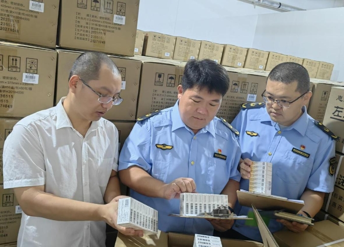 圖為監管人員進行現場檢查和抽樣。