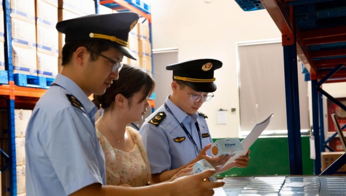 圖為8月11日該局執法人員在醫療器械生產企業開展執法檢查。