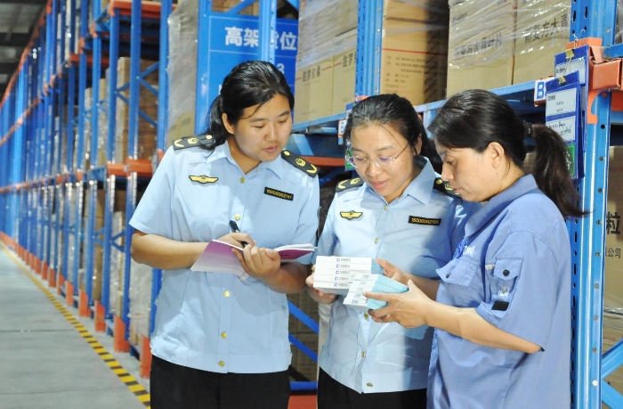 圖為執(zhí)法人員在一家中成藥生產(chǎn)企業(yè)進(jìn)行現(xiàn)場檢查和監(jiān)督抽樣。