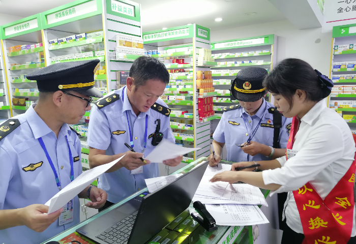 圖為現場模擬執法實操比武環節，執法人員現場檢查發現案源并現場制作提交檢查筆錄。