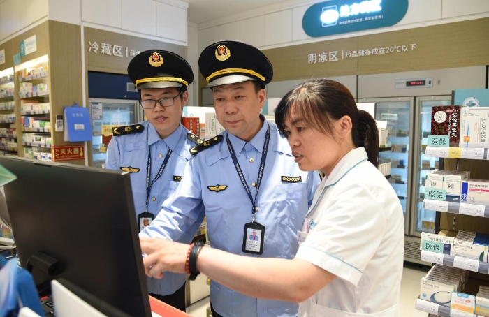 圖為8月30日，執(zhí)法人員在一家藥品零售企業(yè)檢查藥品網(wǎng)絡(luò)銷售情況。