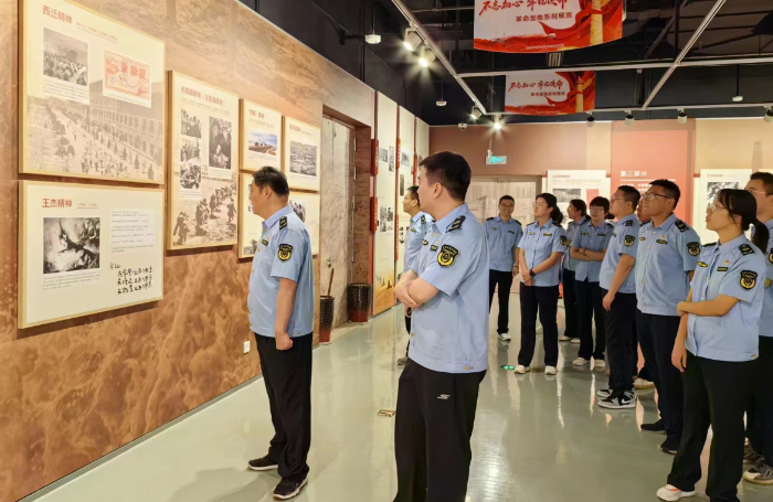 圖為第一監(jiān)管辦黨支部黨員在濱海文化中心參觀。