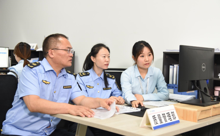 圖為9月4日，執法人員在一家醫療器械經營企業檢查其質量保障體系運行情況。