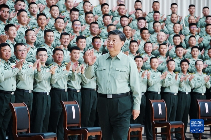 9月8日，中共中央總書記、國家主席、中央軍委主席習近平到78集團軍視察。這是習近平親切接見78集團軍官兵代表。 新華社記者 李剛 攝