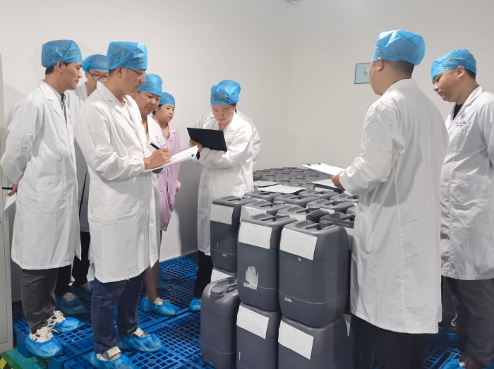 圖為執(zhí)法人員檢查企業(yè)質(zhì)量體系建設(shè)情況。