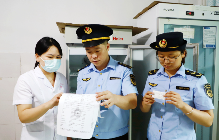 圖為9月15日，該局執法人員在水北鎮中心衛生院檢查疫苗購進、驗收等臺賬記錄。