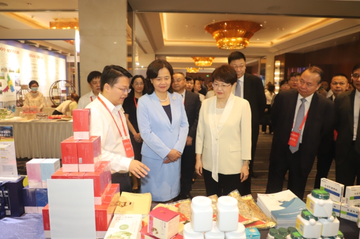 國家中醫藥管理局黨組書記、局長余艷紅蒞臨廣東一方制藥展位
