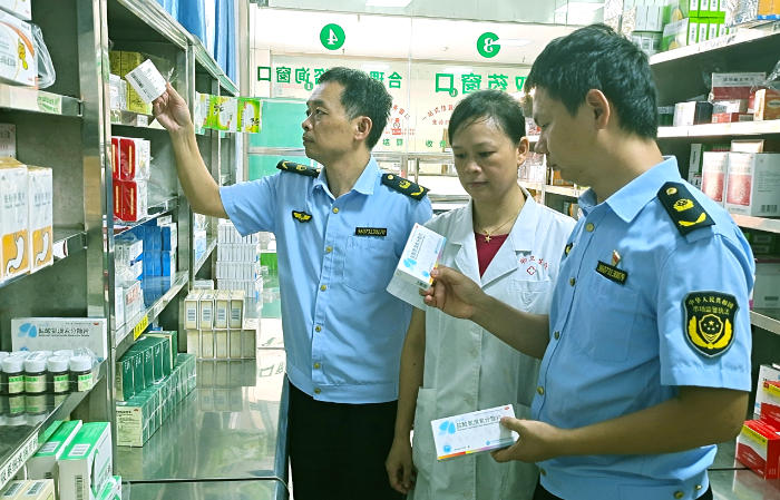 圖為該局執法人員在一家藥店檢查藥品質量。