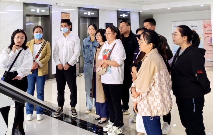 圖為工作人員為代表們現(xiàn)場講解藥品檢驗檢測、大型儀器使用維護(hù)、用藥常識等。