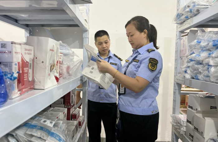 圖為該局執(zhí)法人員在一家醫(yī)療器械經(jīng)營(yíng)企業(yè)檢查儲(chǔ)存環(huán)境。