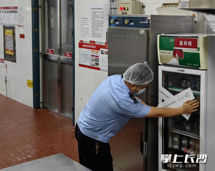 開福區市場監督管理局“查封”了食堂食品留樣專柜冰箱。長沙晚報通訊員　黃勇軍　攝