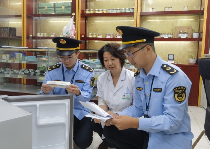 圖為執法人員在一家藥店對利拉魯肽注射液的購進票據、處方審核、銷售記錄等進行檢查，同時排查利拉魯肽注射液線上銷售情況。