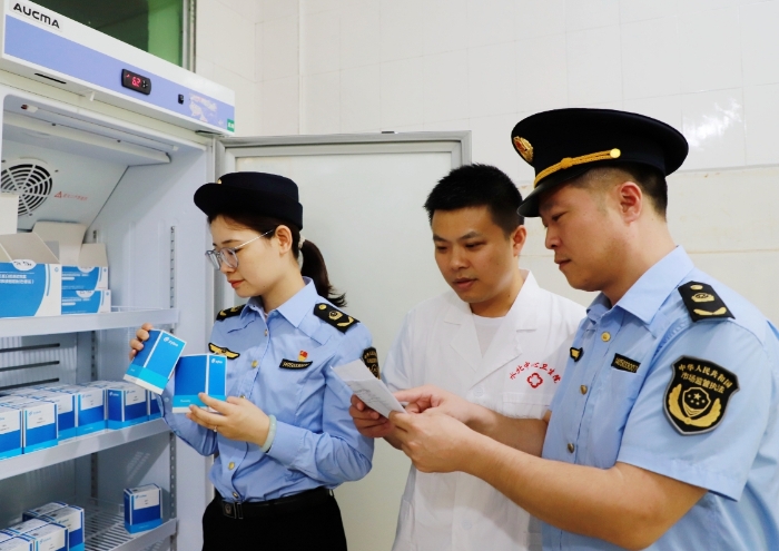 圖為10月9日，執(zhí)法人員對一家鄉(xiāng)鎮(zhèn)衛(wèi)生院的體外診斷試劑進(jìn)行檢查。