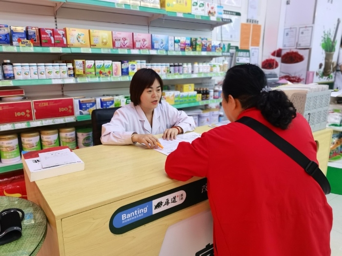 5.2、內蒙古自治區(qū)-內蒙古厚道醫(yī)藥連鎖有限責任公司-任翠鳳-工作照