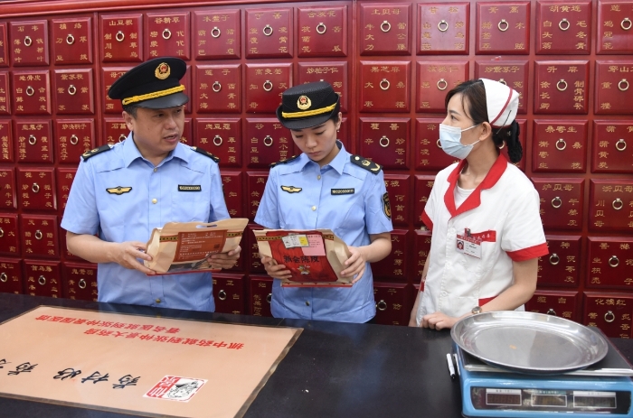 圖為執法人員正在一家藥品經營企業抽檢中藥飲片。