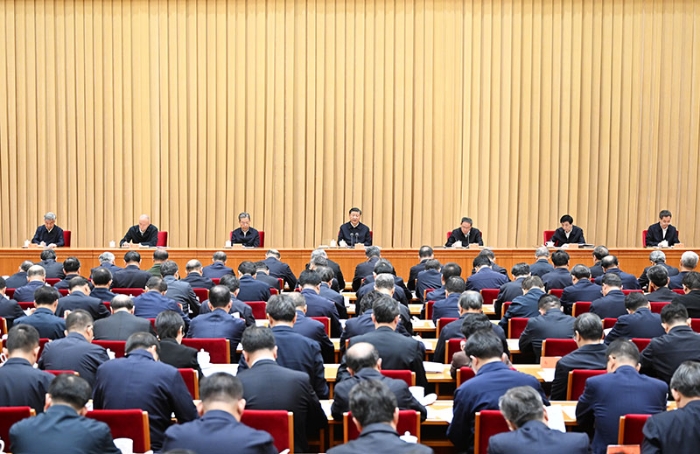 10月30日至31日，中央金融工作會議在北京舉行。中共中央總書記、國家主席、中央軍委主席習(xí)近平出席會議并發(fā)表重要講話。李強、趙樂際、王滬寧、蔡奇、丁薛祥、李希出席會議。新華社記者 燕雁 攝