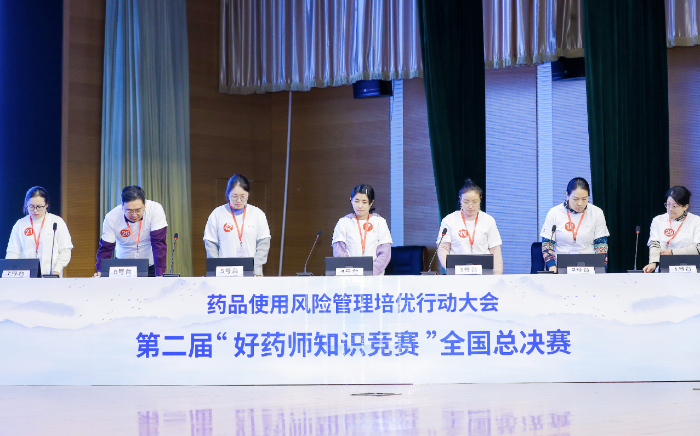 圖為決賽第三輪搶答環節，藥店組選手聽題準備搶答。