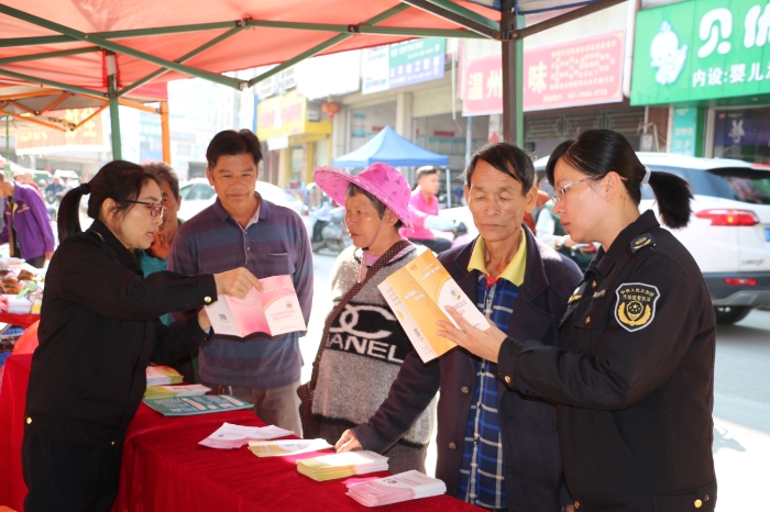 圖為該局工作人員向趕集群眾宣傳安全用藥知識。