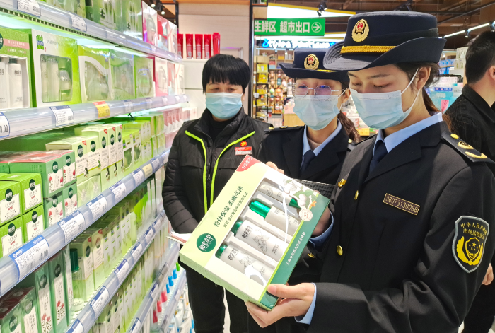 圖為11月22日，該局執(zhí)法人員在一家化妝品專賣(mài)店檢查產(chǎn)品標(biāo)簽。