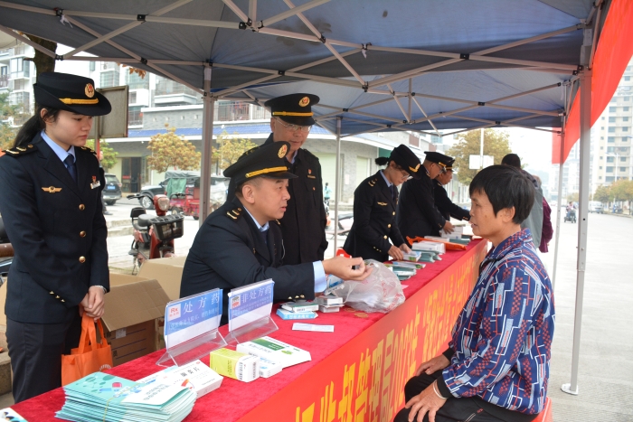 圖為該局工作人員向前來咨詢的群眾講解安全用藥知識。