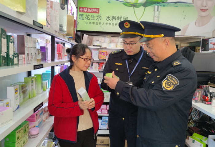 圖為11月29日，該局執法人員在一家化妝品專賣店檢查產品標簽。