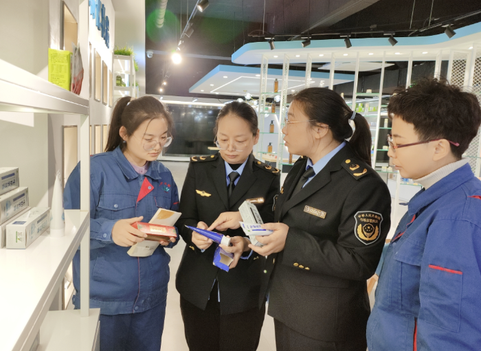 圖為該局監管人員對企業牙膏標簽、配方標識進行現場指導。