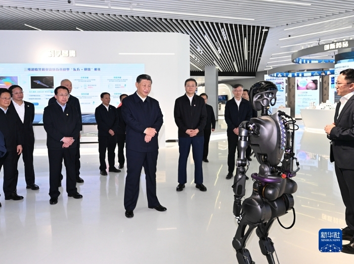 11月28日至12月2日，中共中央總書記、國家主席、中央軍委主席習近平在上海考察。這是11月28日下午，習近平在浦東新區(qū)張江科學城參觀上海科技創(chuàng)新成果展。新華社記者 謝環(huán)馳 攝